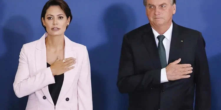 bolsonaro-transferiu-r$-2-milhoes-a-michelle-um-dia-antes-de-depor-a-pf,-aponta-relatorio