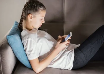 uso-excessivo-do-celular-sobrecarrega-pescoco-e-coluna-em-ate-27-kg