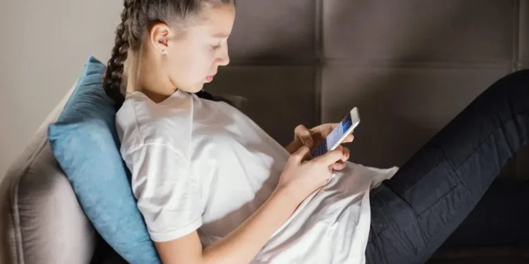 uso-excessivo-do-celular-sobrecarrega-pescoco-e-coluna-em-ate-27-kg