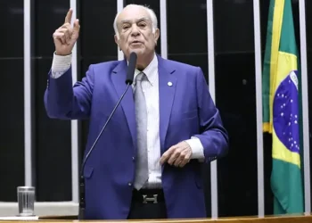 deputado-expulso-do-pl-e-entrega-meias-de-presente-para-lula-no-alvorada