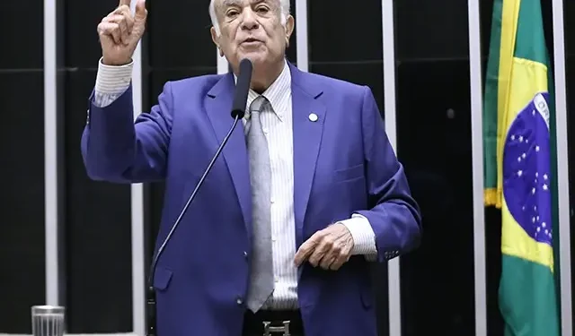 deputado-expulso-do-pl-e-entrega-meias-de-presente-para-lula-no-alvorada