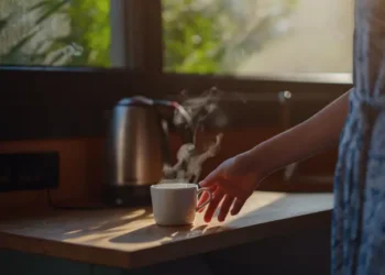 por-que-voce-deve-esperar-1-hora-para-tomar-cafe-depois-de-acordar?