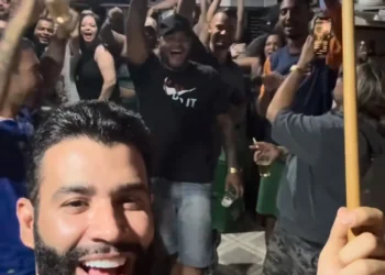 gusttavo-lima-aparece-de-surpresa-em-bares-de-goiania-e-atrai-fas