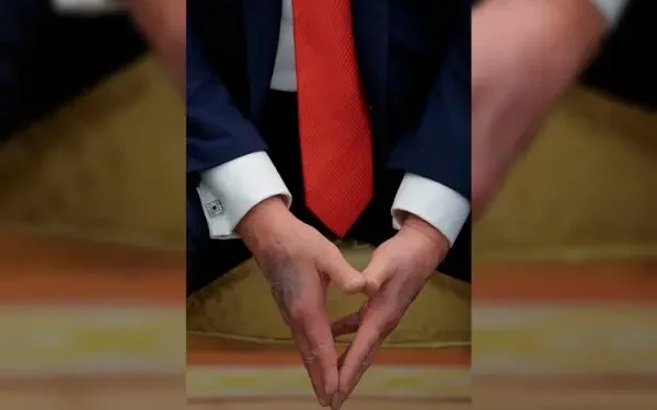 trump-reaparece-com-mao-roxa-e-volta-a-chamar-atencao-mundial