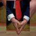 trump-reaparece-com-mao-roxa-e-volta-a-chamar-atencao-mundial