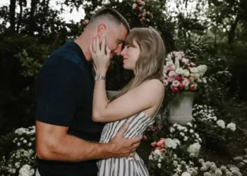 noiva!-taylor-swift-e-travis-kelce-anunciam-noivado