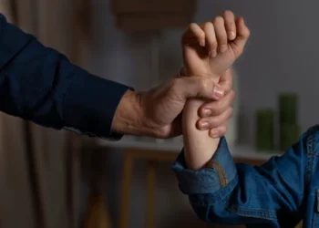 madrasta-e-presa-apos-agredir-menino-de-11-anos,-em-caldas-novas