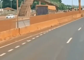 mulher-esfaqueia-ex-companheiro-se-joga-na-frente-de-carreta-em-acreuna