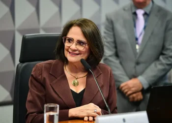 senadora-damares-alves-revela-que-esta-com-cancer-e-inicia-radioterapia