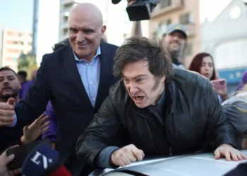 javier-milei-e-retirado-as-pressas-de-evento-apos-ataque-a-pedradas-na-argentina;-video