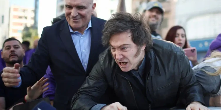 javier-milei-e-retirado-as-pressas-de-evento-apos-ataque-a-pedradas-na-argentina;-video