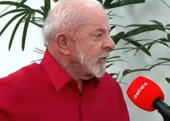 lula-afirma-que-esta-aberto-a-negociar-com-os-eua:-“o-brasil-nao-precisa-ficar-de-cabeca-baixa”