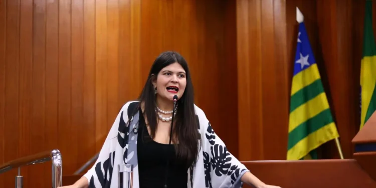 aava-santiago-vai-a-justica-para-barrar-demissoes-de-gestantes-em-goiania