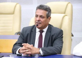 denicio-trindade-quer-proibir-uso-de-grama-sintetica-em-areas-publicas-de-goiania