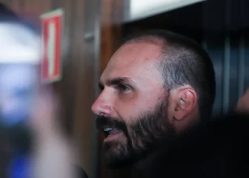 eduardo-bolsonaro-critica-reforco-de-vigilancia-na-casa-do-ex-presidente