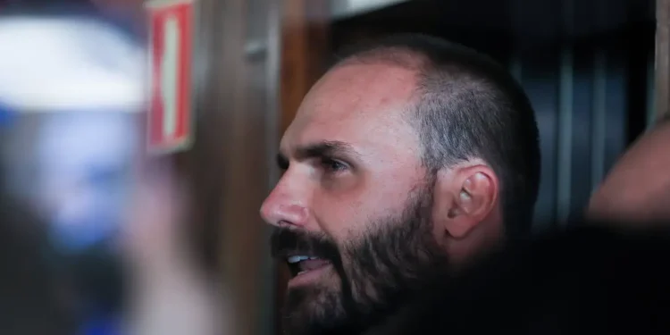 eduardo-bolsonaro-critica-reforco-de-vigilancia-na-casa-do-ex-presidente