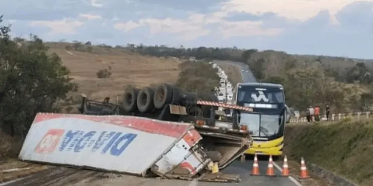 acidente-com-carreta-na-br-060-deixa-tres-feridos-e-provoca-engarrafamento