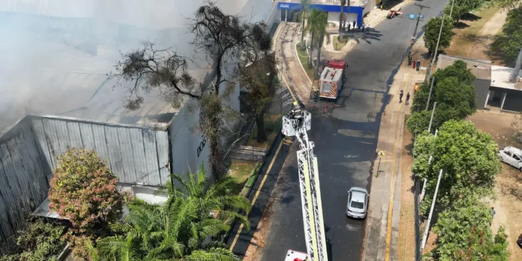 bombeiros-combatem-incendio-em-galpao-no-setor-jao,-em-goiania