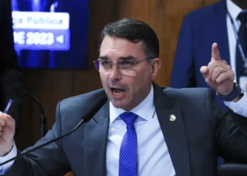 flavio-bolsonaro-pede-“bolsonaro-free”-apos-1o-dia-de-julgamento-no-stf