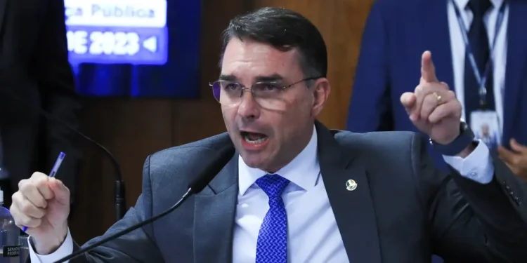 flavio-bolsonaro-pede-“bolsonaro-free”-apos-1o-dia-de-julgamento-no-stf