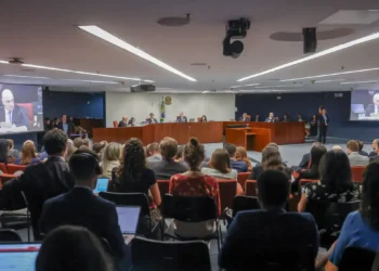 saiba-como-foi-o-1o-dia-de-julgamento-de-bolsonaro;-sessao-e-interrompida-no-stf