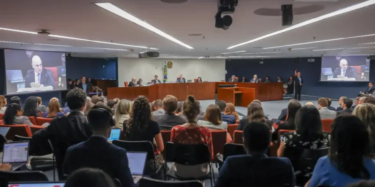 saiba-como-foi-o-1o-dia-de-julgamento-de-bolsonaro;-sessao-e-interrompida-no-stf