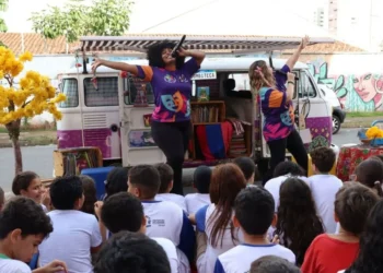 kombiteca-leva-literatura-e-afeto-as-escolas-de-goiania