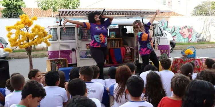 kombiteca-leva-literatura-e-afeto-as-escolas-de-goiania