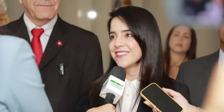 com-posse-de-delegada-fernanda,-sobe-para-5-numero-de-mulheres-na-alego