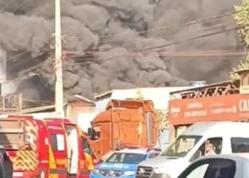 loja-de-pneus-pega-fogo-em-goiania