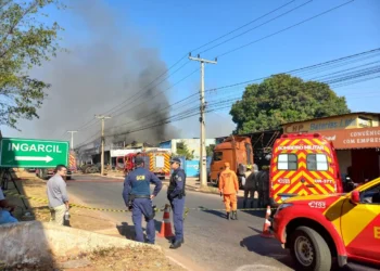 incendio-em-loja-de-pneus-deixa-tres-vitimas,-segundo-cbmgo