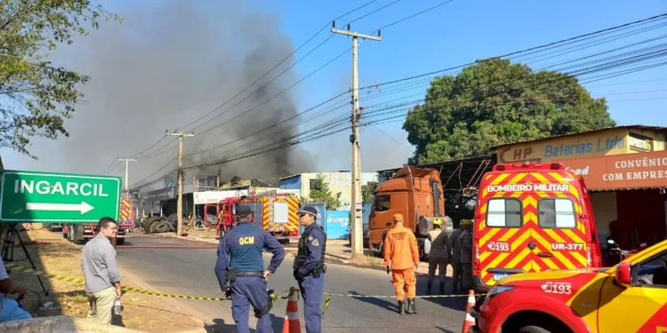 incendio-em-loja-de-pneus-deixa-tres-vitimas,-segundo-cbmgo