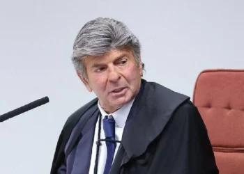fux-individualiza-votos,-condena-mauro-cid-e-absolve-aliados-de-bolsonaro