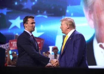 fbi-segue-em-busca-do-autor-do-atentado-a-charlie-kirk