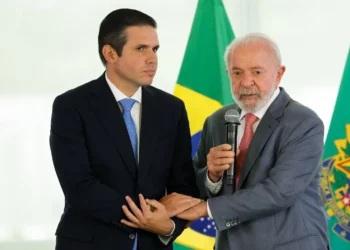 hugo-motta-participa-de-evento-com-lula-durante-pressao-por-anistia