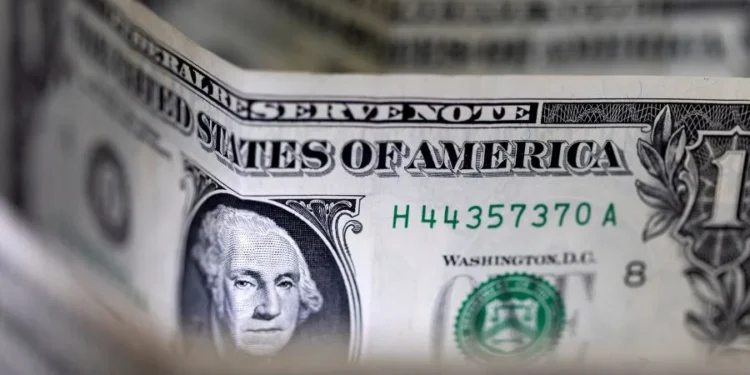 dolar-cai-a-r$-5,35,menor-valor-em-15-meses,-e-bolsa-recua