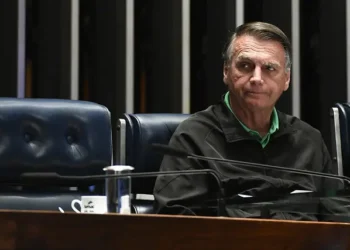 trump-diz-estar-insatisfeito-com-condenacao-de-bolsonaro