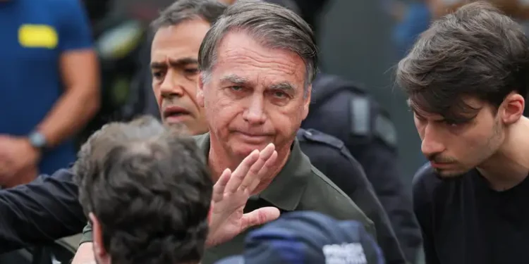 bolsonaro-tem-alta-medica-apos-exames-apontarem-anemia-e-pneumonia-por-broncoaspiracao