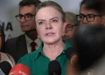 gleisi-sinaliza-para-reducao-de-penas-do-8/1-em-evento-do-pt
