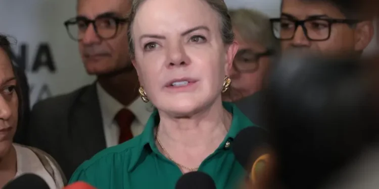 gleisi-sinaliza-para-reducao-de-penas-do-8/1-em-evento-do-pt