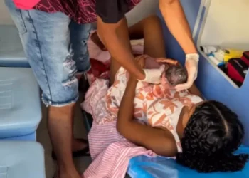 mulher-entra-em-trabalho-de-parto-dentro-de-ambulancia