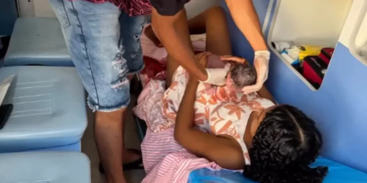 mulher-entra-em-trabalho-de-parto-dentro-de-ambulancia