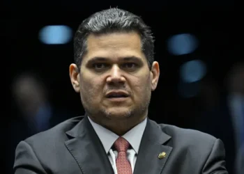 presidente-do-senado-critica-eduardo-bolsonaro-por-“instigar”-contra-o-brasil