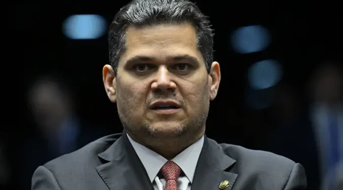 presidente-do-senado-critica-eduardo-bolsonaro-por-“instigar”-contra-o-brasil