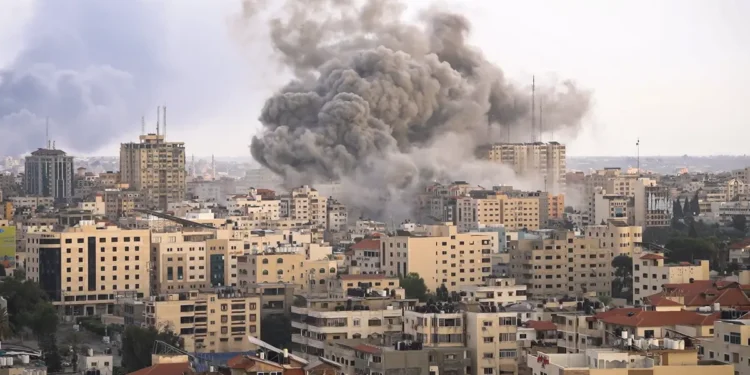 ofensiva-em-gaza-avanca-com-tanques-e-apagao-de-comunicacoes