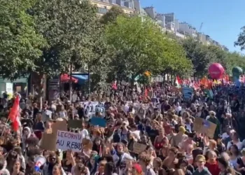 manifestantes-voltam-as-ruas-da-franca-contra-politica-economica