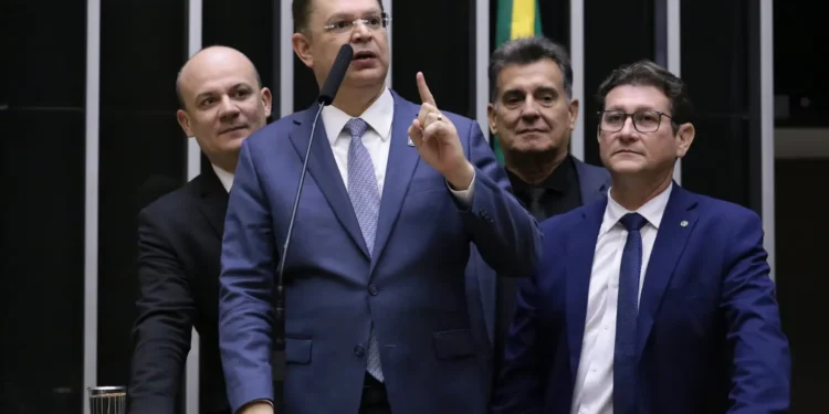 extrema-direita-nao-aceita-projeto-que-substitui-anistia-por-reducao-de-pena