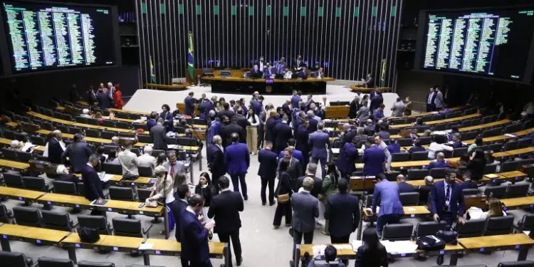 rejeicao-a-pec-da-blindagem-domina-redes-sociais-e-atinge-83%-das-mencoes