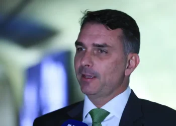 flavio-bolsonaro-atribui-ataques-a-direita-a-imprensa-mundial-em-evento-na-italia
