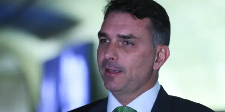 flavio-bolsonaro-atribui-ataques-a-direita-a-imprensa-mundial-em-evento-na-italia